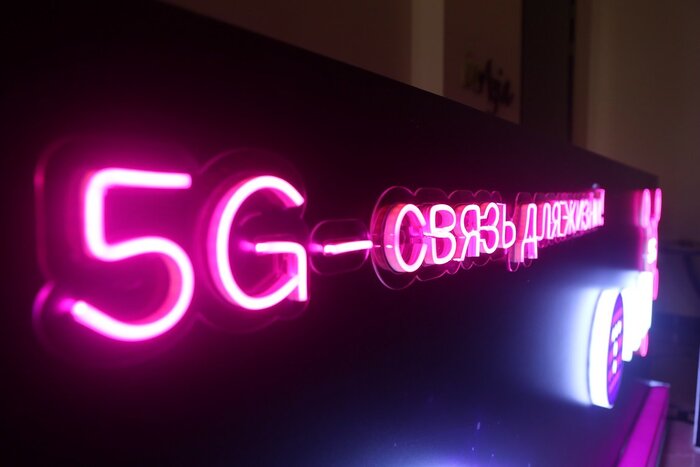 A monolinear neon adaptation of Omnes for an in-store display.