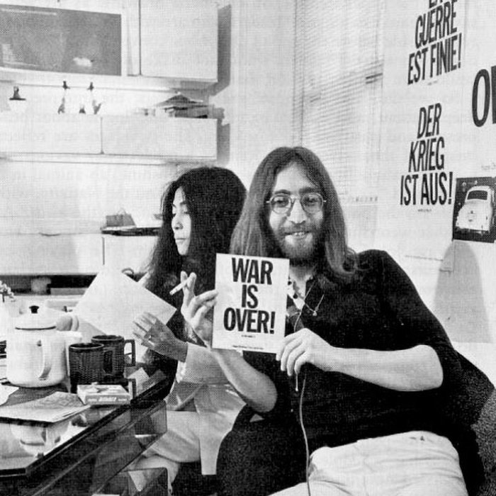 John & Yoko at the Apple Records offices in Savile Row, December 1969. Note the French and German versions in the background.