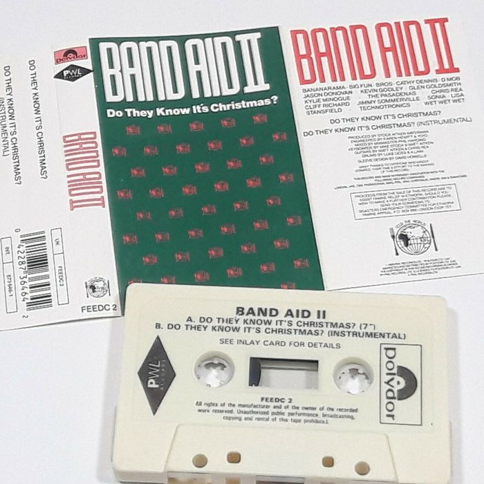 The design was adapted for the cassette cover, too. The text on the cassette itself is in .