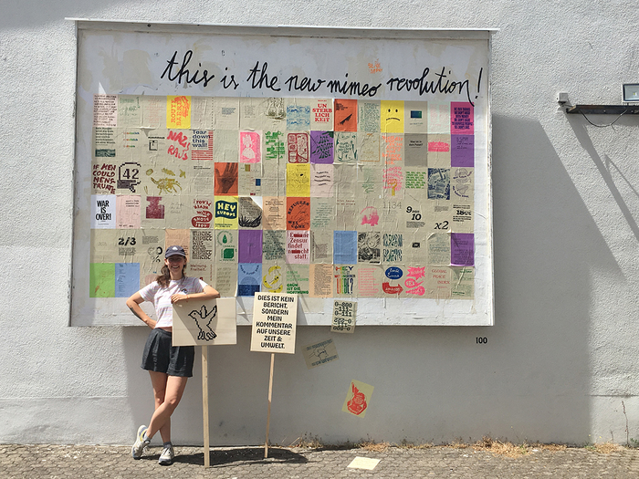 “This is the new mimeo revolution!” — installation with the 100 pamphlets plus protest signs at the HBKsaar.