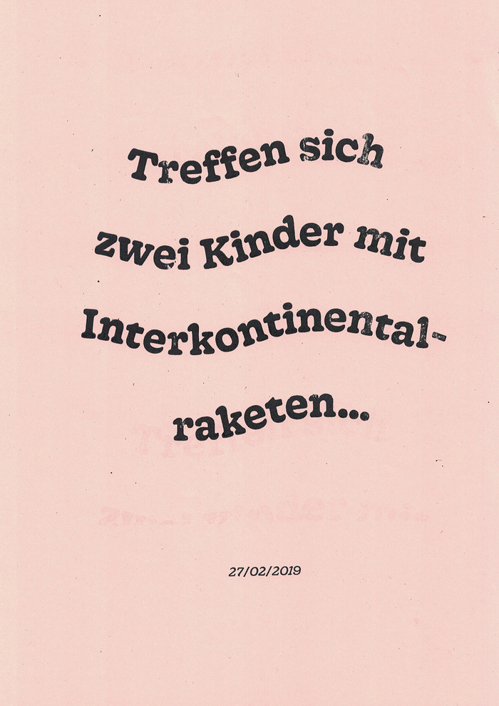 Treffen sich zwei Kinder mit Interkontinentalraketen … (“When two children meet with intercontinental missiles …”) could be the beginning of a good joke, but it was reality. Friendly Gooper, set on a wavy line, on a pink background, underlines the comedy of this meeting between Donald Trump and Kim Jong-Un.