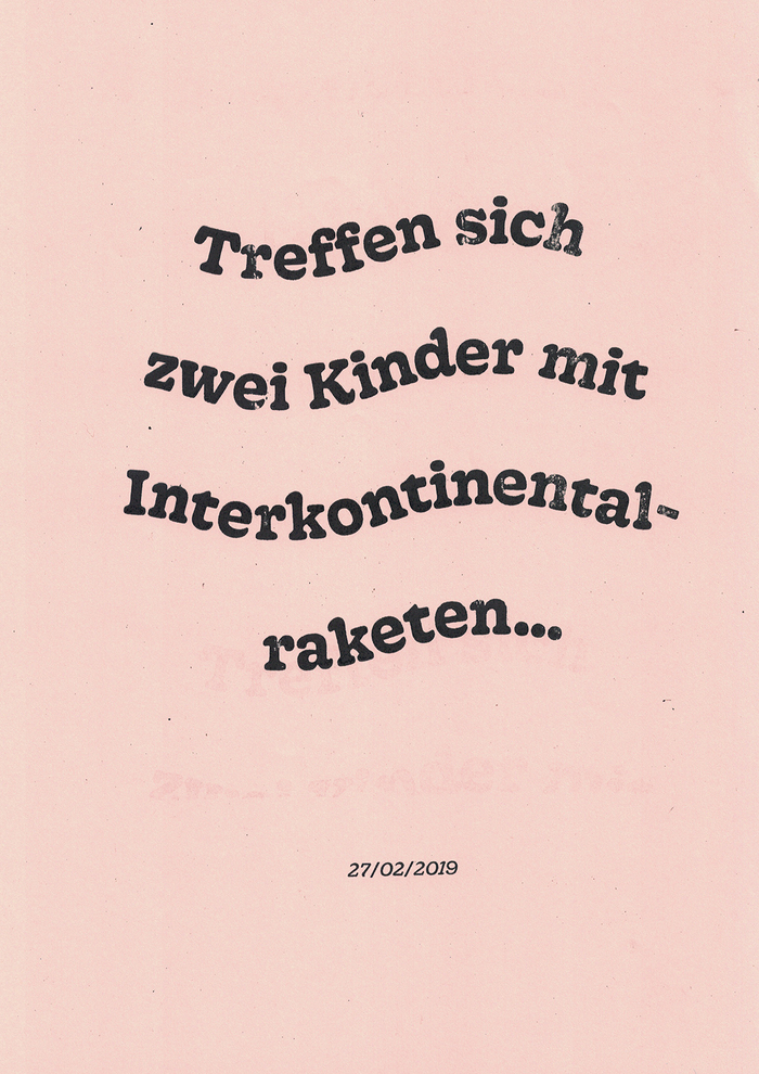 Treffen sich zwei Kinder mit Interkontinentalraketen &hellip; (&ldquo;When two children meet with intercontinental missiles &hellip;&rdquo;) could be the beginning of a good joke, but it was reality. Friendly Gooper, set on a wavy line, on a pink background, underlines the comedy of this meeting between Donald Trump and Kim Jong-Un.