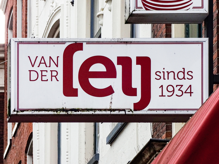 Kaashandel van der Leij shop front, Groningen 1