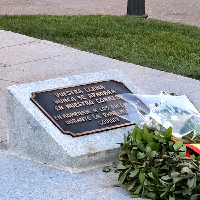 Commemorative plaque in honor of Covid-19 victims, Madrid