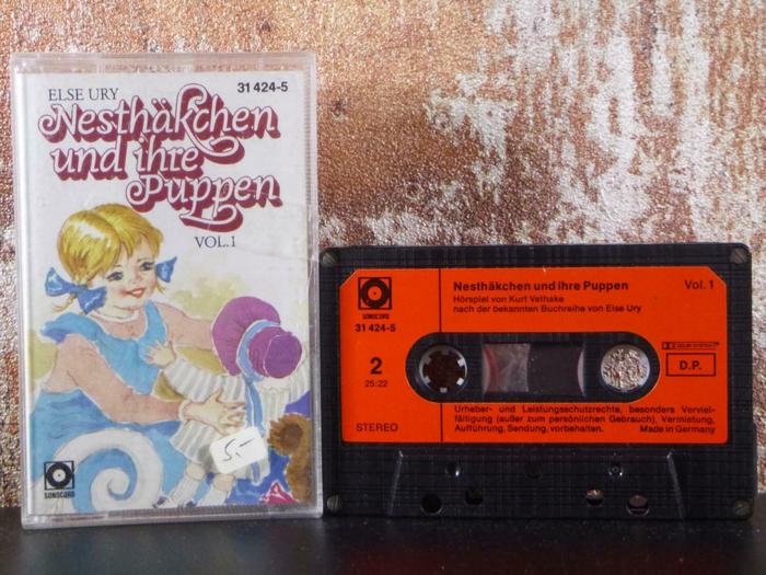 Vol. 1 of the cassette version, with Nesthäkchen und ihre Puppen.