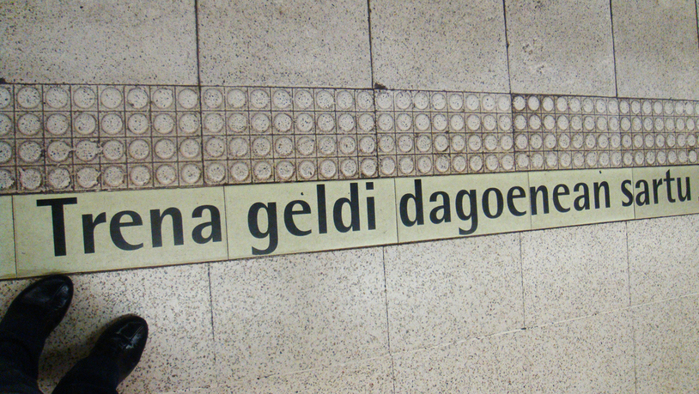 “Trena geldi dagoenean sartu.” (Basque for “Enter when the train is stationary”), photographed in 2012.