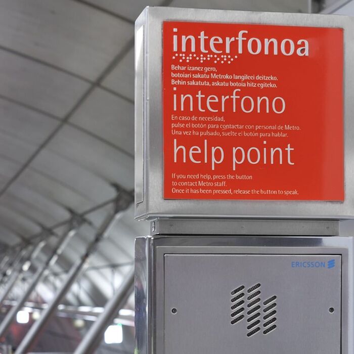 Trilingual sign; in Basque, Spanish, and English. Key info is also provided in Braille.