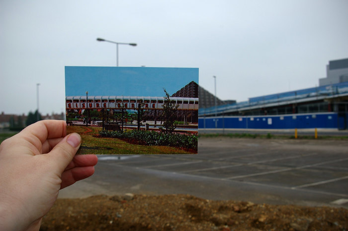 In 2009, shortly before the pyramid was demolished, too, Matt Norman took a picture of the location where the elevated walkway once was.