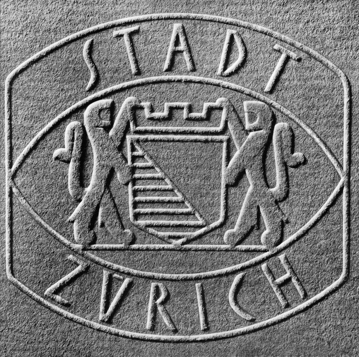 Gauchat applied this style to capital letters, too. His seal for the City of Z&uuml;rich was designed in 1953. Reproduced from Armin Tschannen / Walter Bangerter: Grafik einer Schweizer Stadt, Z&uuml;rich, 1963.