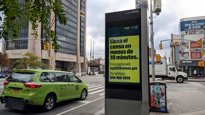 A LinkNYC kiosk with messaging in Spanish