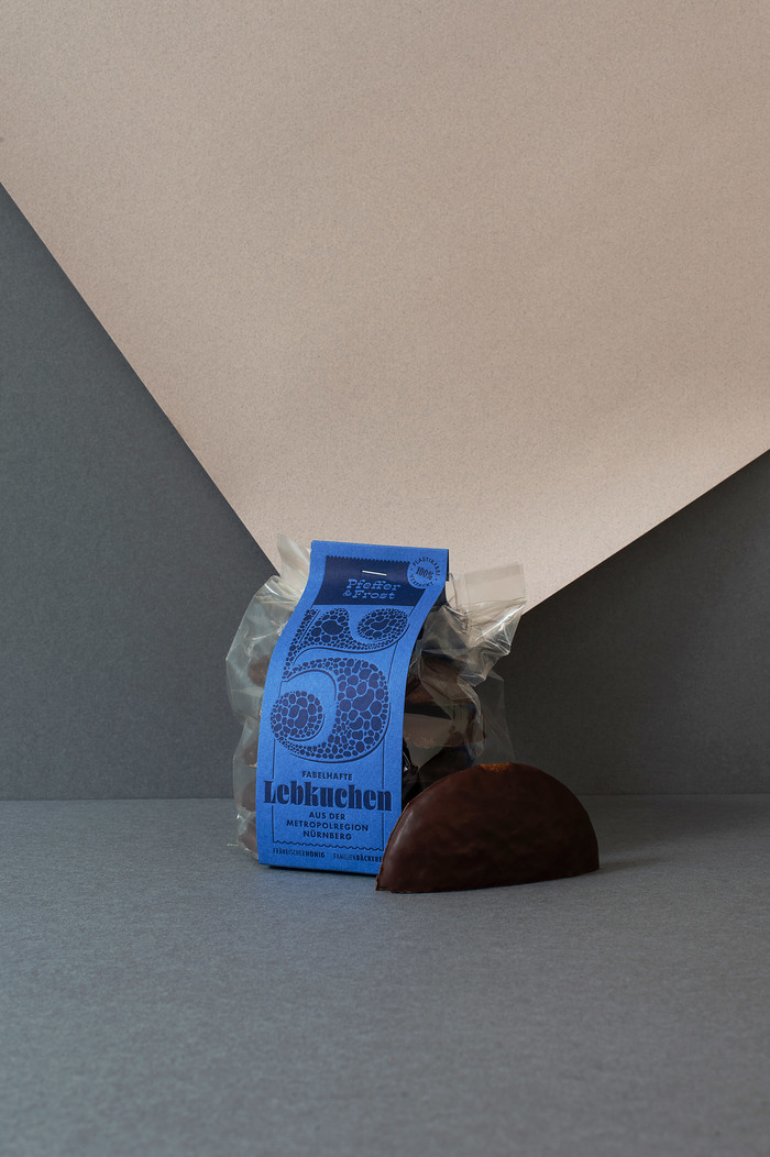 Embossed lettering and type on the banderole for the Lebkuchen packaging.