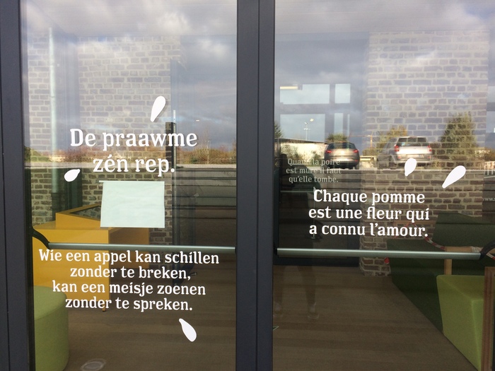The windows of the visitor center are decorated with fruit-themed sayings, in French, Flemish (Dutch), the local dialect, &hellip;
