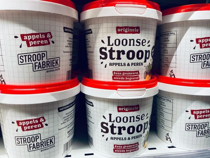 The Stroopfabriek has a shop with regional products, including buckets of original Loonse Stroop.