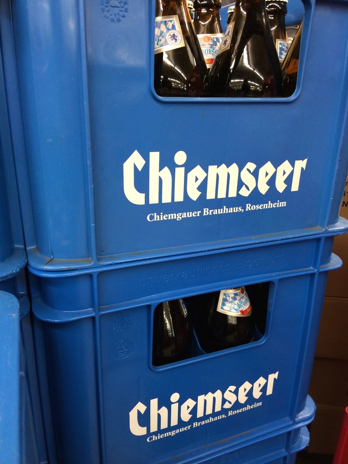 Crate from 2014, with the brewery’s name in  Black. Formerly doing business as Chiemgauer Brauhaus, it was renamed to Rosenheimer Spezialitätenbrauerei following the lawsuit.