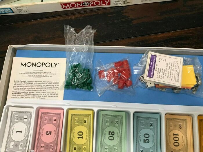 Monopoly board game (Parker Brothers, 1985) 2