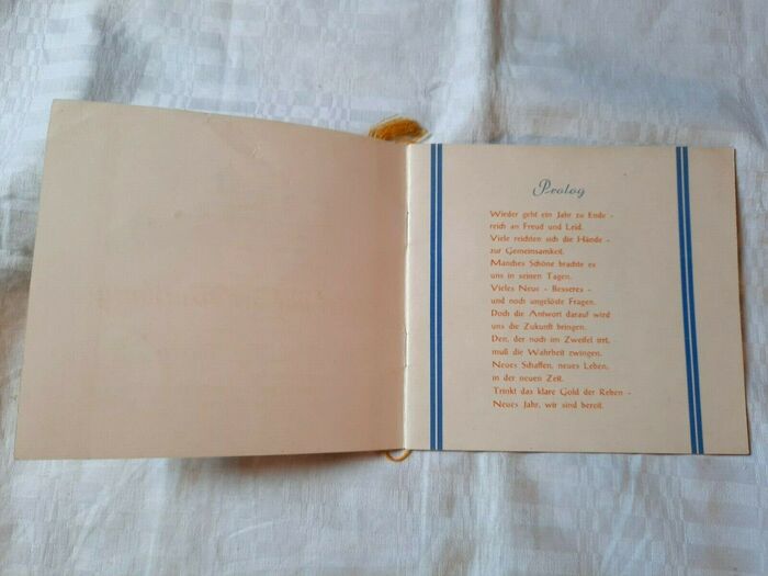 Prologue: “Wieder geht ein Jahr zu Ende / reich an Freud und Leid.” (“Another year is coming to an end / rich in joys and sorrows.”)
