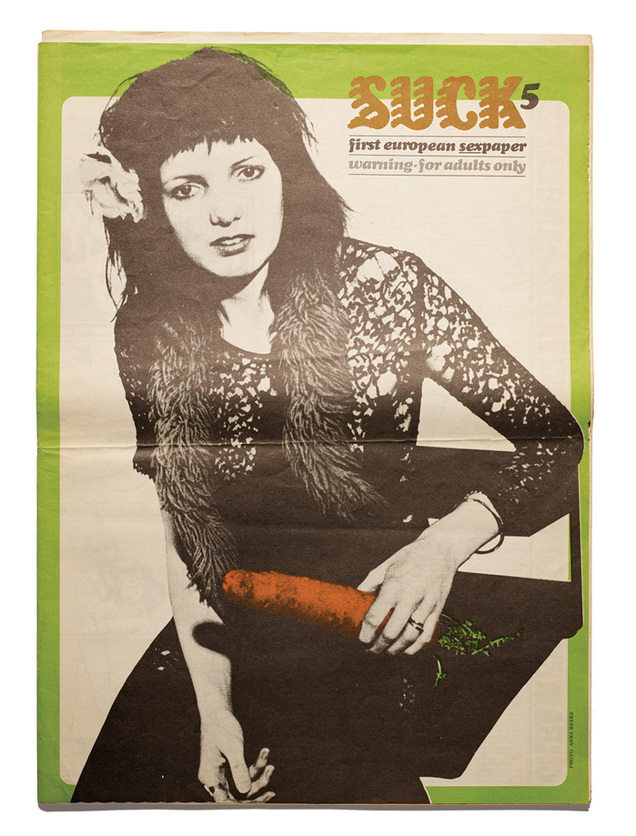 Suck no. 5, May 1971. A smaller logo with redrawn letterform including ball terminals, paired with lowercase  Italic for all information. This issue was art directed by . The cover photo is by Anna Beeke.