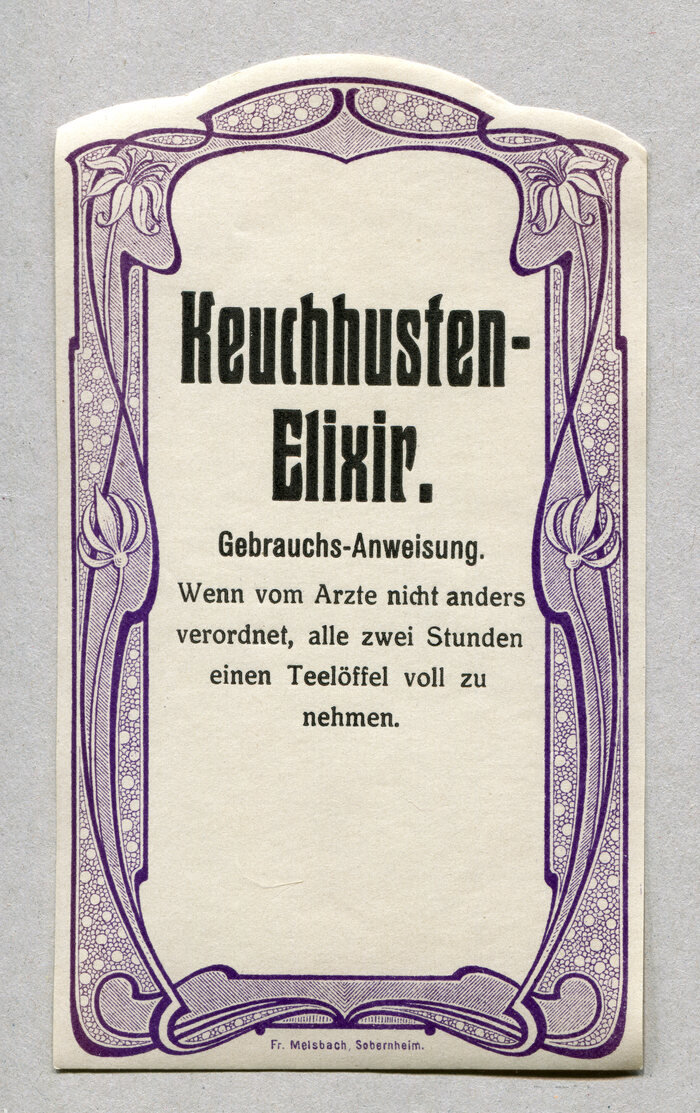 Keuchhusten-Elixier ft.  halbfett (1909). “Gebrauchs-Anweisung” is in a condensed grotesk. The instructions are set in Tauchnitz-Antiqua, a stylistic variant of . distinguished by different forms for ‘dkvwxyAKMRUVWX’ (and probably also ‘Y’), in most cases replacing curved diagonals with straight ones.