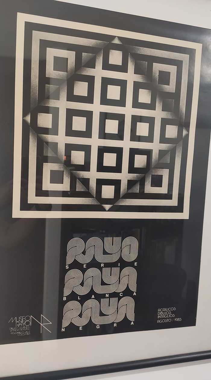 Poster for Rayo Serie Raya Blanca Raya Negra (1985), featuring  and . The Museo Rayo logo at the bottom left is based on , while the text at the right is set in caps from .