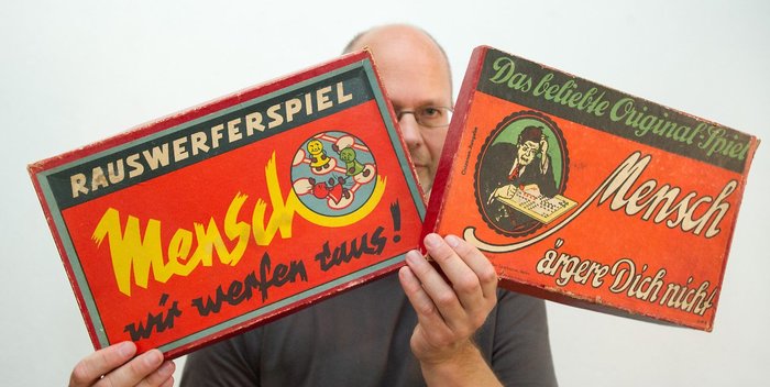 The original Mensch ärgere Dich nicht (right), compared to the GDR copy Mensch wir werfen raus! (left).