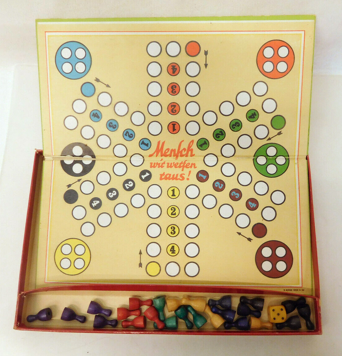 Flipside with the layout for six players. The title at the center of the board is shown in a different lettering style, here with a long s (ſ) in “Mensch”.