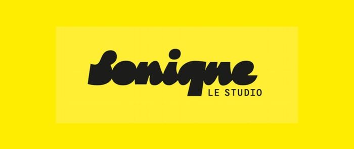 Nique – la radio launched a collaboration with Gaîté Lyrique. Sonique – le studio is “the production company backed by Nique – the radio: a sound agency, specializing in narration and innovative audio production, editorial and strategic support, as well as the immersive sound experience.” The logo of this spinoff uses the same typography.