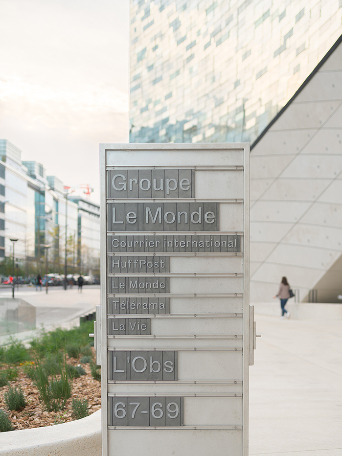 Group Le Monde headquarters wayfinding 1
