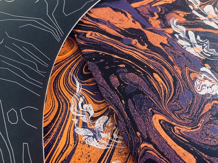 Detail photo of the front cover, showing the contrast between matte and glossy cardboards and 1C (outside) and 5C (inside) printing methods.