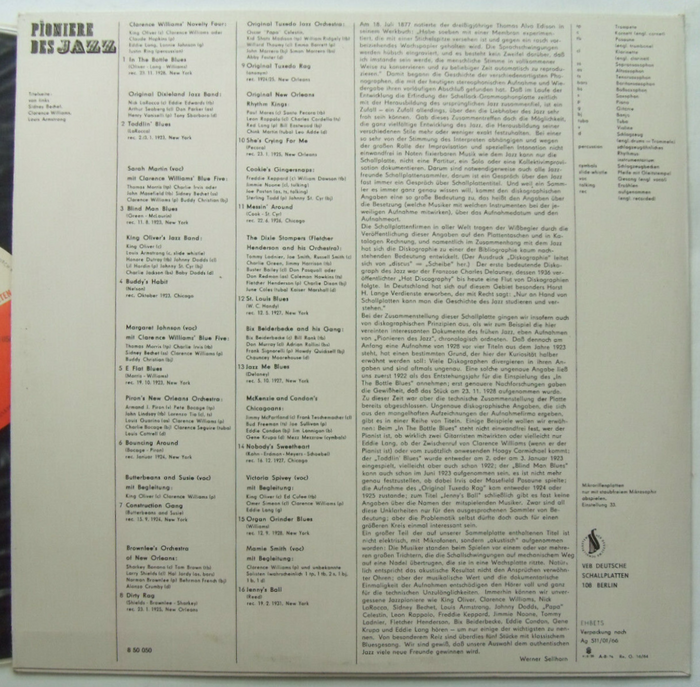 The back cover is set in two different geometric sans serifs: While the tracklist with credits is in  (1938), the liner notes by Werner Sellhorn are in  (1930). Both were drawn by  and continued after the war by .