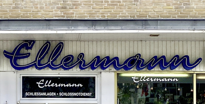 Detail. The neon tube adds an inline – or heartline – to the bold brush script. It closely follows all details of the design, including Slogan’s peculiar letter a which uses the Kurrent construction. The terminal swash falls under artistic license.