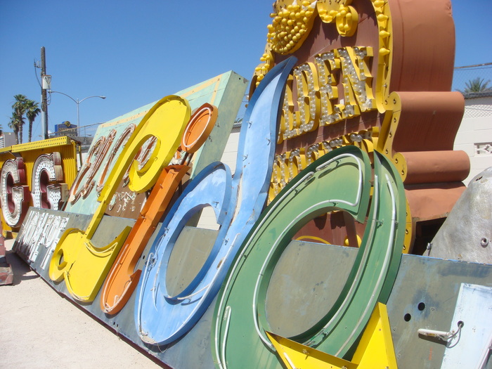 Le Lido de Paris logo and neon sign 1