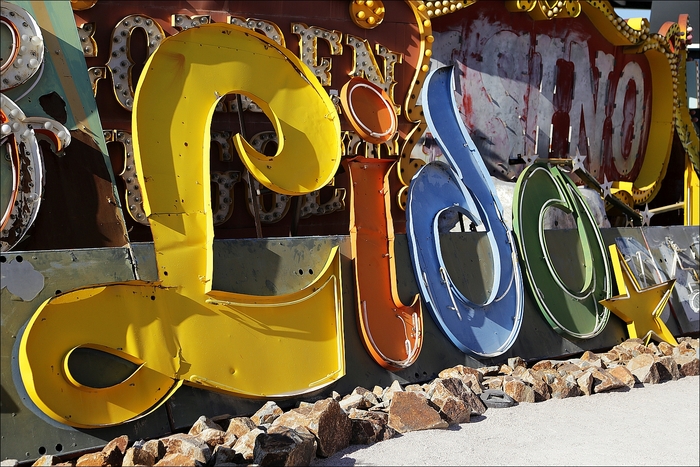 Le Lido de Paris logo and neon sign 7