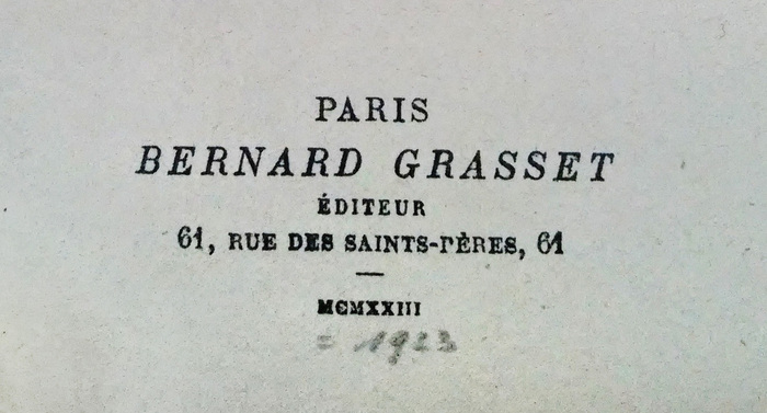 The publisher’s name and details are set in an unidentified Didone or Scotch roman typeface, set in all-caps and small-caps (Éditeur; Rue des Saints-Pères; MCMXXIII). I’m amused by the fact that someone added the publishing year in pencil, for those who have trouble reading Roman numerals.