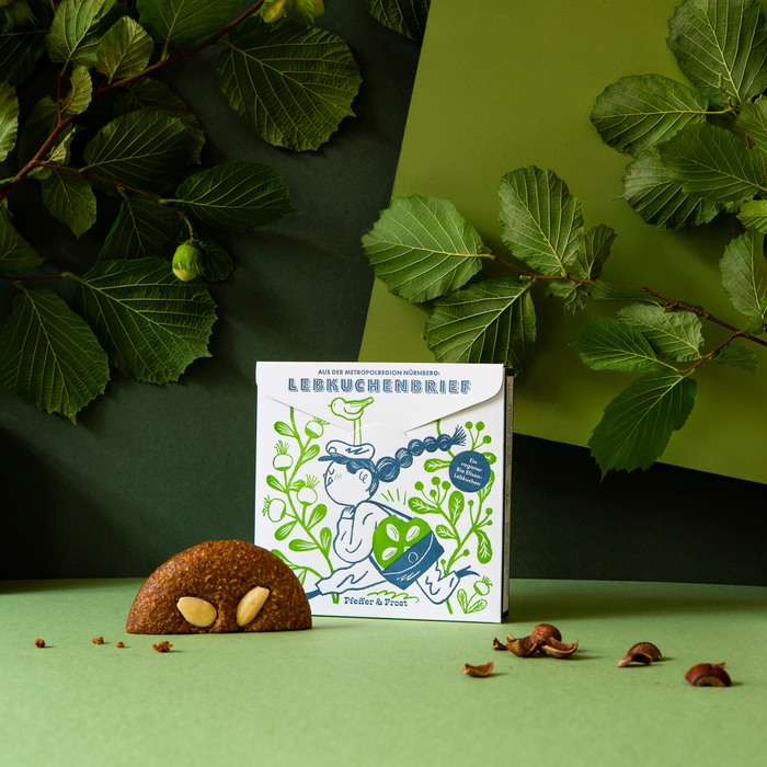 Packshot of the packaging including the vegan Lebkuchen and hazelnut decor.