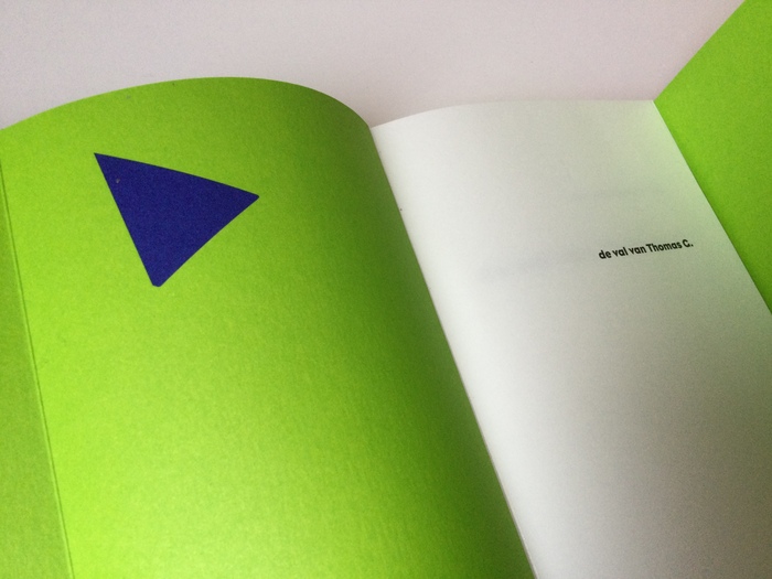 Part of capital V falling down on innerside cover next to titlepage. Typography innerwork by Suzan Beijer
