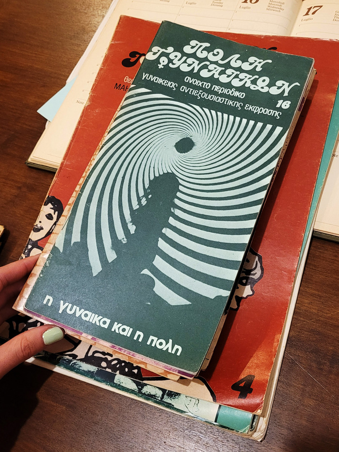 The final issue of P&oacute;li Ginaik&oacute;n includes articles about women living in cities.