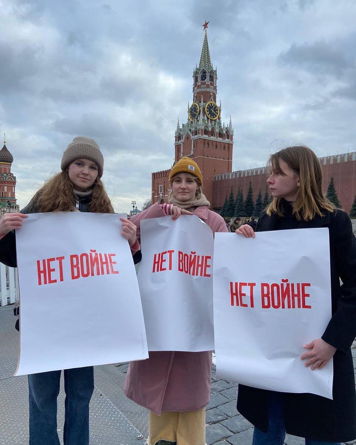 “Нет войне” anti-war posters 1