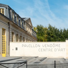 Pavillon Vendôme Contemporary Art Center signage