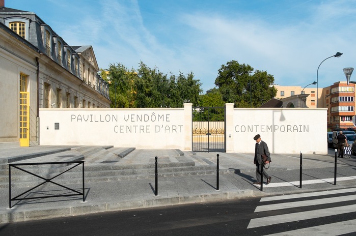 Pavillon Vendôme Contemporary Art Center signage 1