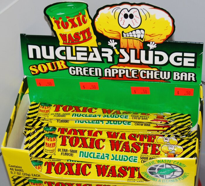 Сколько стоит токсик. Toxic waste nuclear Sludge. Токсик Вейст nuclear Sludge. Toxic waste Chew Bar. Toxic waste nuclear Green Apple Chew Bar.