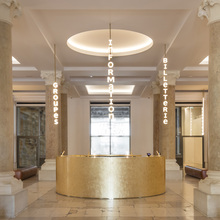 Palais de Chaillot hall signs