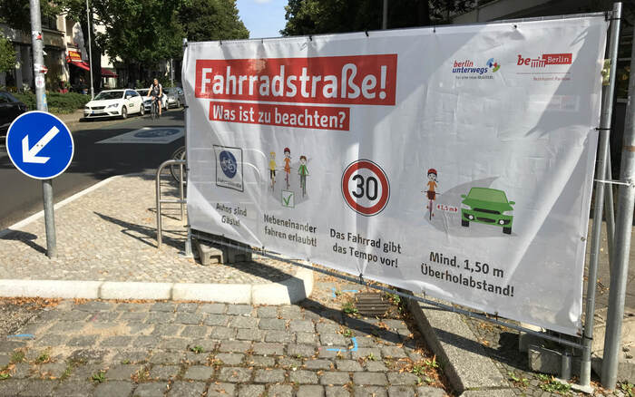 Information banner bicycle street, Pankow Ossietzkystraße