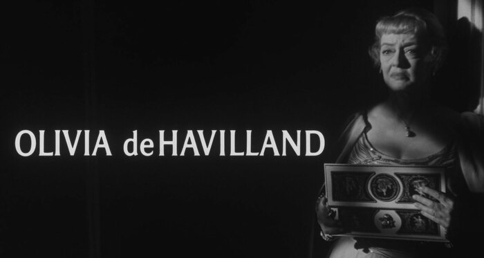 Note the shortened lower crossbar of the second L in ‘de HAVILLAND’