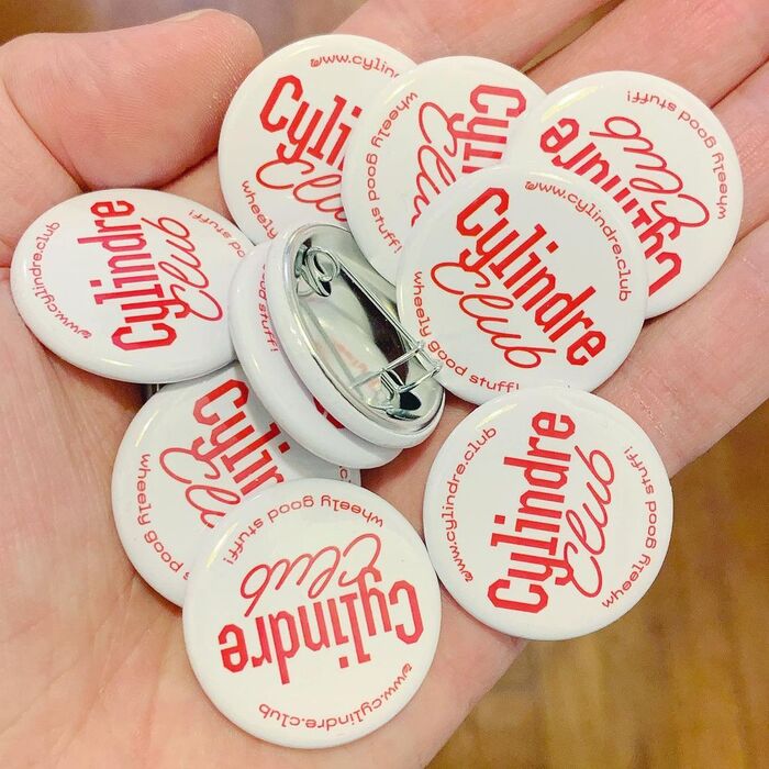 Pinback buttons ft. Kreuz Condensed and Superette Light. The URL and the slogan is added in Kreuz Extended.