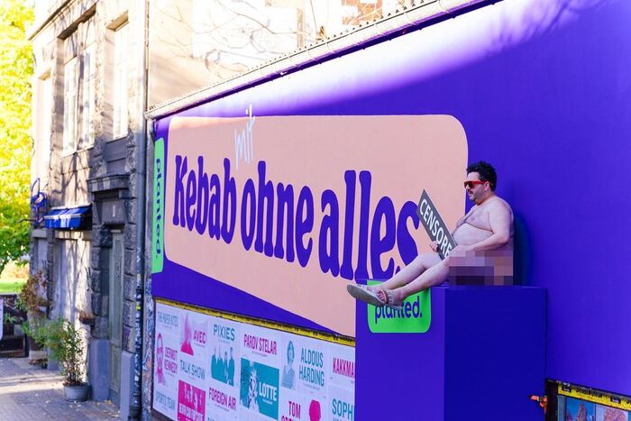 Kebab mit ohne alles &ndash; comedian Oliver Polak is &ldquo;posing on the platform eating planted.kebab, encouraging and spreading the word for naturalness and body positivity.&rdquo;