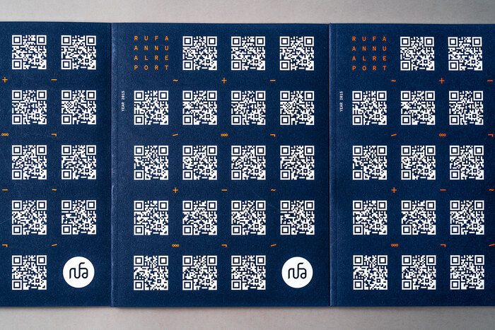 The semi-rigid cover made with cobalt-blue paper is immediately linked to external digital contents through QR codes that become silk-screen printed graphic patterns.