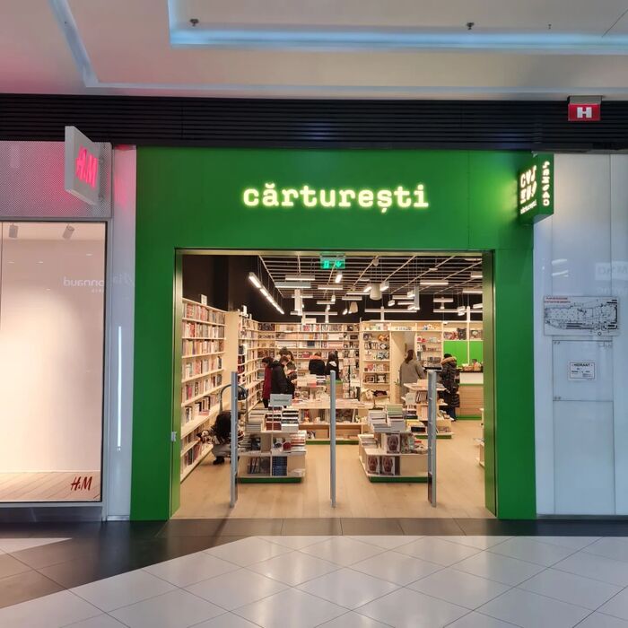 The updated logo can be seen on newly opened storefronts, such as the Târgu Jiu location