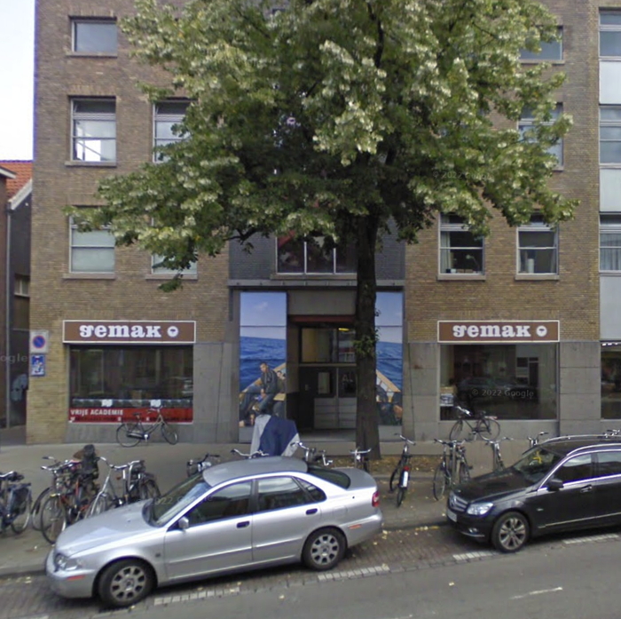 The façade as documented on Google Street View in August 2009. The signs were already in place in 2008. In 2010, the left one had to go, and by 2014, the right one was replaced by a new version with the logo shown red on white. It disappeared before August 2016.