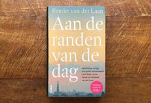 <cite>Aan de randen van de dag</cite> by Femke van der Laan