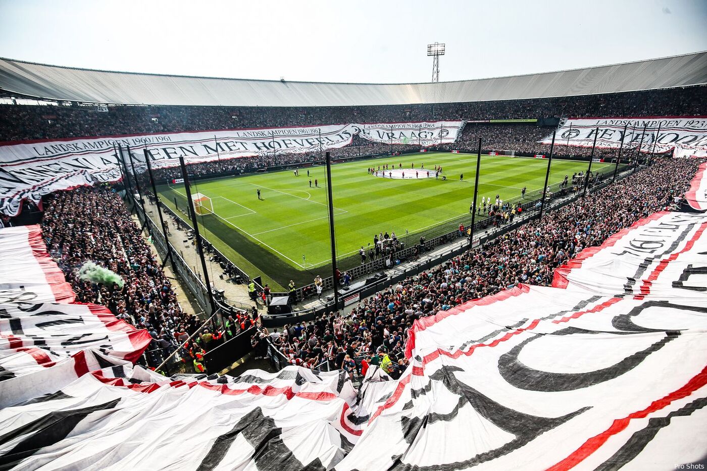 “Feyenoord, wat gaan we doen vandaag” banner - Fonts In Use